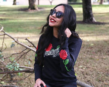 Cargar imagen en el visor de la galería, BLUSA ESPINAS ROJAS - NEGRA MANGA LARGA