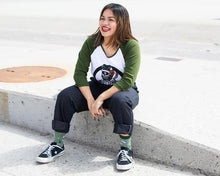 Cargar imagen en el visor de la galería, BLUSA SUAVECITA BASEBALL OG - VERDE MILITAR.